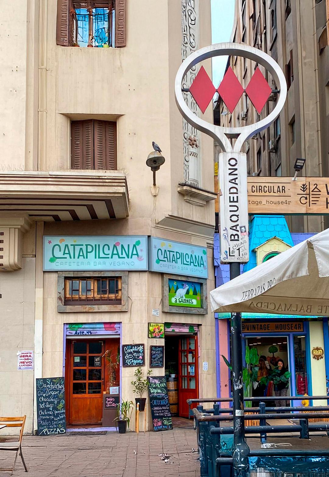 Fachada de Catapilcana en Av. Providencia